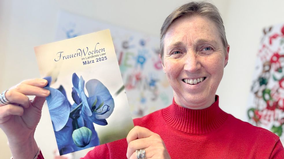 Insa Kleemann, Gleichstellungsbeauftragte der Gemeinde Rhauderfehn, freut sich über das prallgefüllte Programm der Frauenwochen im Kreis. Foto: Janßen