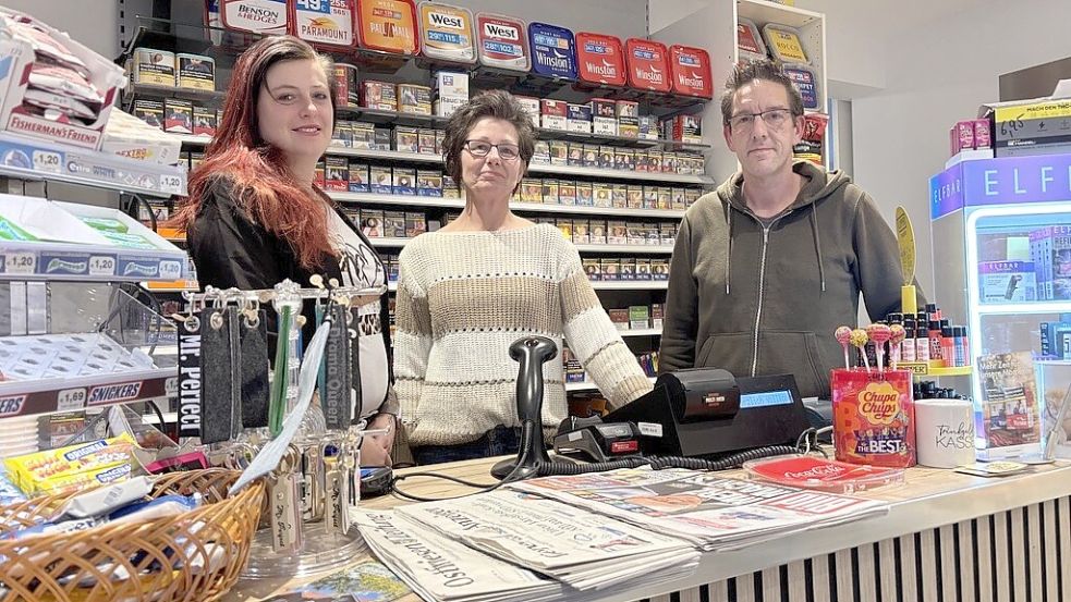 Kerstin Ortmann (Mitte) steht mit Kristin Rieken und Francesco Pascussi am Tresen ihres neuen Ladens. Foto: Hellmers