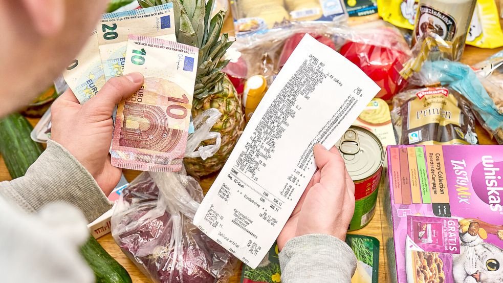 Trotz sinkender Inflation reduzieren sich die Preise nicht. Das Thema belastet nicht nur Verbraucher, sondern auch die politische Stabilität. Foto: IMAGO / Bihlmayerfotografie