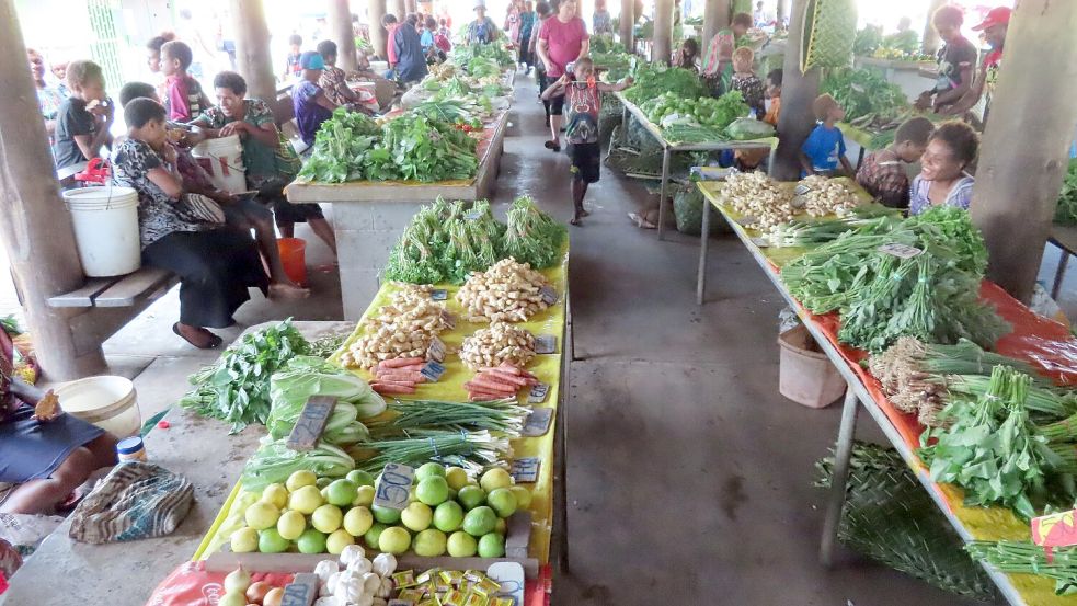 Hochverarbeitete Industrieprodukte? Auf diesem Markt im ländlichen Papua-Neuguinea gibt es nur frische Lebensmittel. Foto: Jens Walter