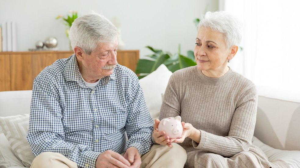 Viele Rentner fragen sich, was der Politikwechsel für ihre Bezüge bedeutet. Foto: IMAGO/Zoonar