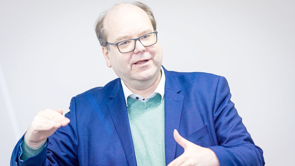 Umweltminister Christian Meyer (Grüne) will die Bejagung von Wölfen zeitnah vereinfachen. Foto: Moritz Frankenberg/dpa