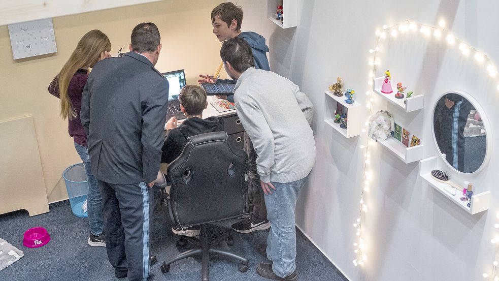 Eröffnung des Escape-Room „Cyberforce Academy“ in Nürnberg. Bei dem realitätsnahes Spiel sollen Teilnehmer gemeinsam ein Rätsel lösen, um aus einem geschlossenen Raum zu entkommen. Foto: dpa/Daniel Vogl