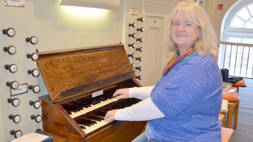 Heike Kieckhöfel hat seit 1. Februar eine unbefristete Vollzeitstelle als Kirchenkreiskantorin des Kirchenkreises Rhauderfehn inne. Die neue musikalische Leitung des Kirchenkreises steckt voller frischer Ideen, wie sie Menschen fürs Singen und Musizieren begeistern möchte. Foto: Fertig