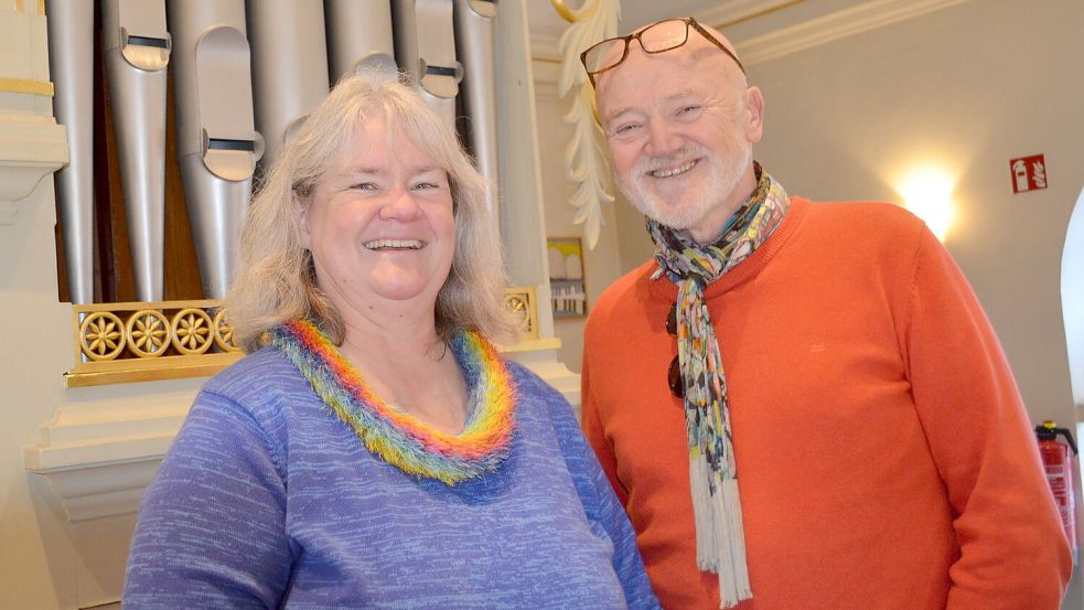 Zwei, die sich gut verstehen: die neue Kirchenkreiskantorin für Rhauderfehn, Heike Kieckhöfel, und Kirchenkreissprecher Andreas Engel, hier vor der Orgel der Hoffnungskirche Westrhauderfehn. Foto: Fertig