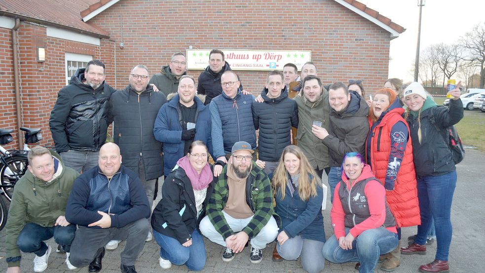 Die Alten Herren des VfL Viktoria Flachsmeer (mit weiblicher Verstärkung) hatten sich mit einem Bollerwagen auf den Weg zur Boßelparty gemacht. Fotos: Weers