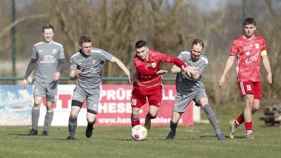 Der SV Holtland/Brinkum (graue Trikots) kam gegen Norderney zu einem knappen Erfolg. Foto: Doden/Emden