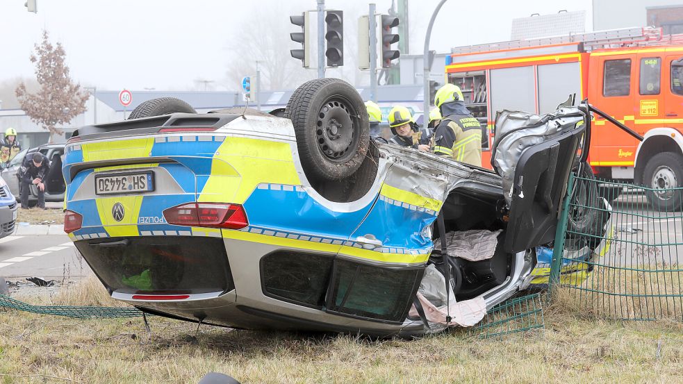 Das Auto der Polizei prallte gegen eine Ampel und überschlug sich. Foto: Sprenger