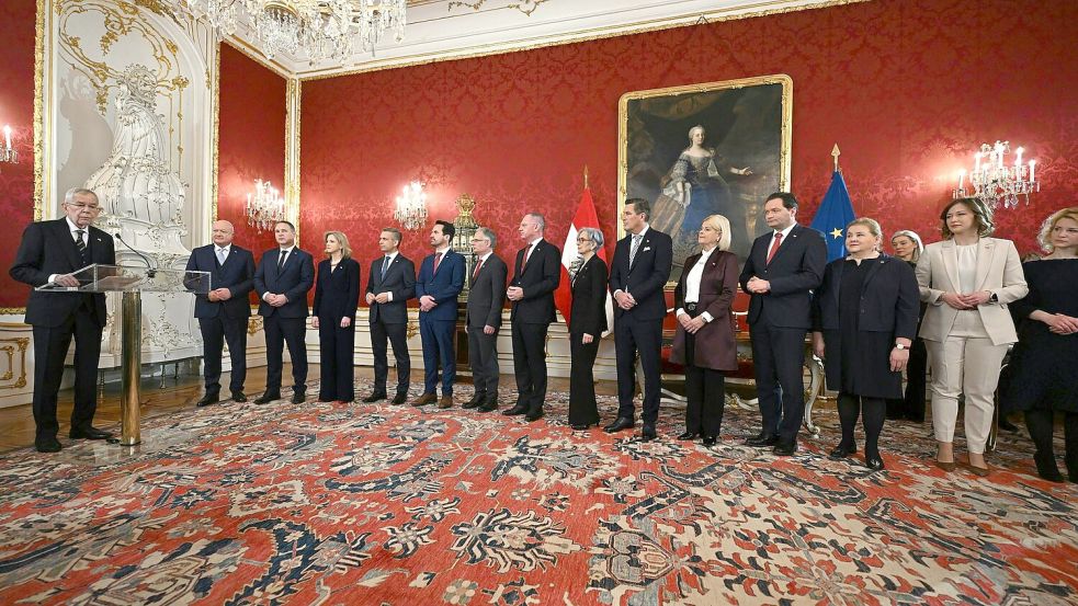 Die neue Drei-Parteien-Regierung in Österreich ist angelobt. Foto: Helmut Fohringer/APA/dpa