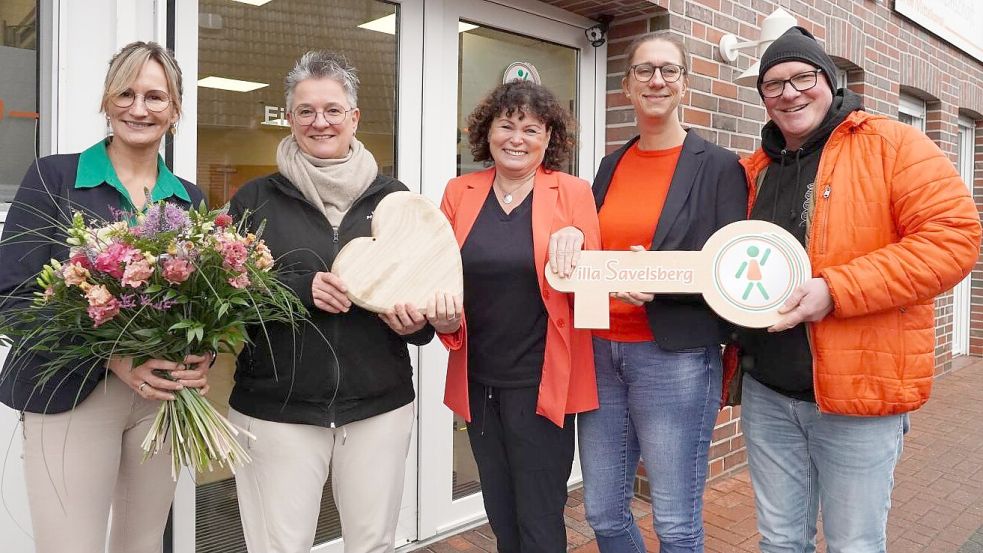 Zur symbolischen Schlüsselübergabe für den Pflgedienst Villa Savelsberg in Papenburg trafen sich (von links) Nicole Goldenstein, Tanja Blankenhagen, Annelene Arens, Anne Heinrich und Thomas Blankenhagen. Foto: Schade