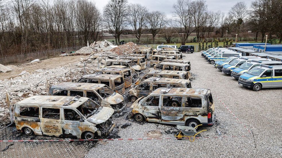Die Ermittler prüfen auch einen Zusammenhang mit dem Brand von 23 Polizeiautos im Januar. (Archivbild) Foto: Matthias Balk/dpa