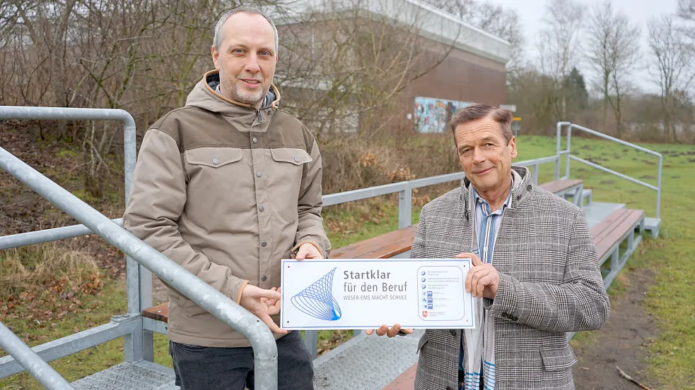 Die Schule Collhusen hat erneut das Gütesiegel "Startklar für den Beruf" erhalten. Überreicht wurde das Siegel an den Schulleiter Rainer Bruns (rechts) und an Jörg Teltemann (links), den Koordinator für Berufsorientierung. Foto: Pentzlin