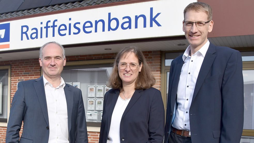 Matthias Beekmann (von links), Vorstand der Raiffeisenbank Flachsmeer, stellt mit Claudia Feldmann die neue Leiterin der Zweigstelle in Völlenerfehn vor. Der bisherige Filialleiter Martin Lührs übernimmt in der Hauptstelle in Flachsmeer die Bereiche Baufinanzierung und Kreditberatung. Foto: Ammermann