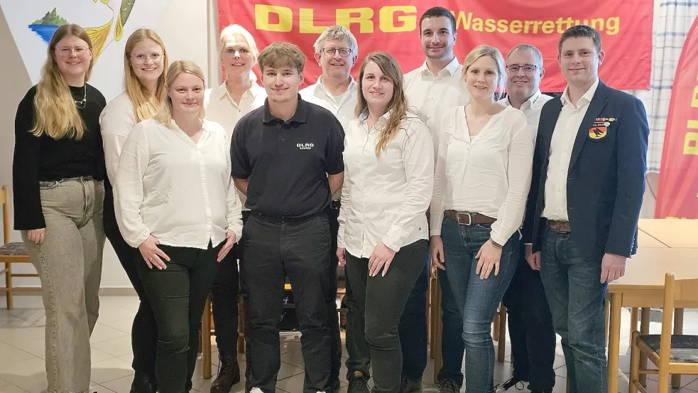 Der Vorstand der DLRG-Ortsgruppe Saterland (hinten, von links): Vanessa Lünnemann, Franziska Ewen, Anke Schütte, Manfred von Grönheim, Mirco Krietsch, Stefan Pahlke, Christian Rumkamp; (vorne, von links) Sabrina Rumkamp, Marlon Thieben, Doris Burkart und Kathrin Benkens. Foto: Thomas Schütte/DLRG