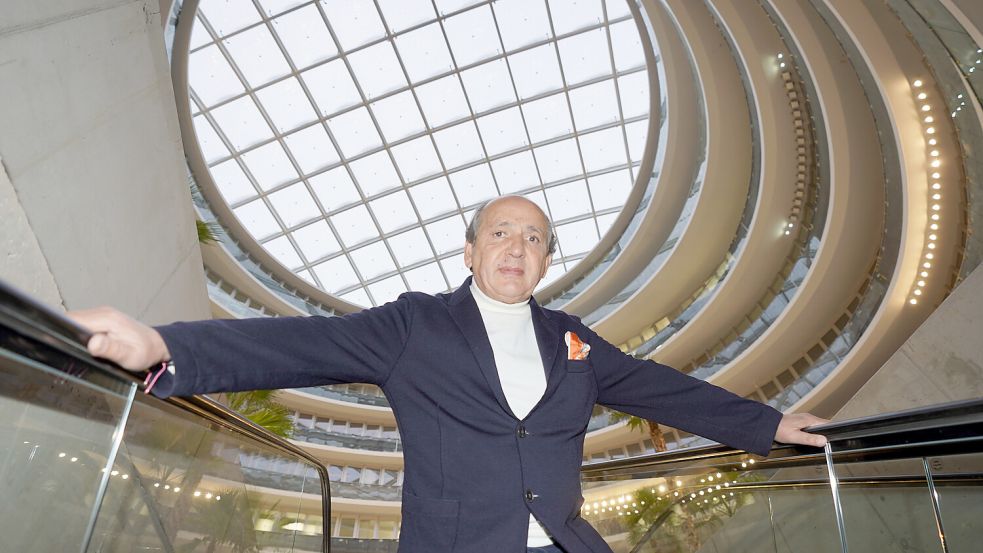 Architekt Hadi Teherani steht im Deutschlandhaus am Gänsemarkt in der Hamburger Innenstadt. Foto: dpa/Marcus Brandt