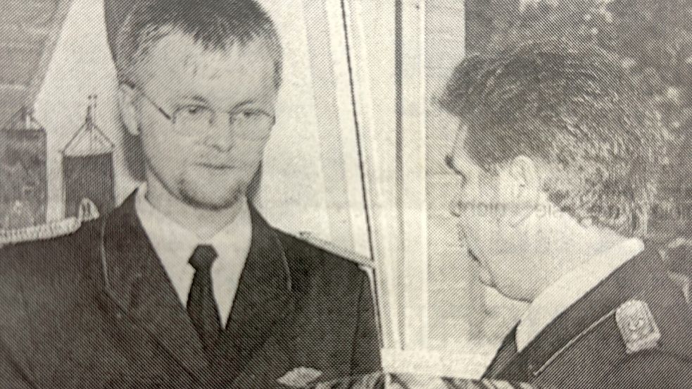 Wolfgang Harms im Jahr 1997 bei seiner Verabschiedung als Bezirks-Jugendfeuerwehrwart. Rechts ist sein Nachfolger Martin Schilling zu sehen. Archivfoto: Radtke