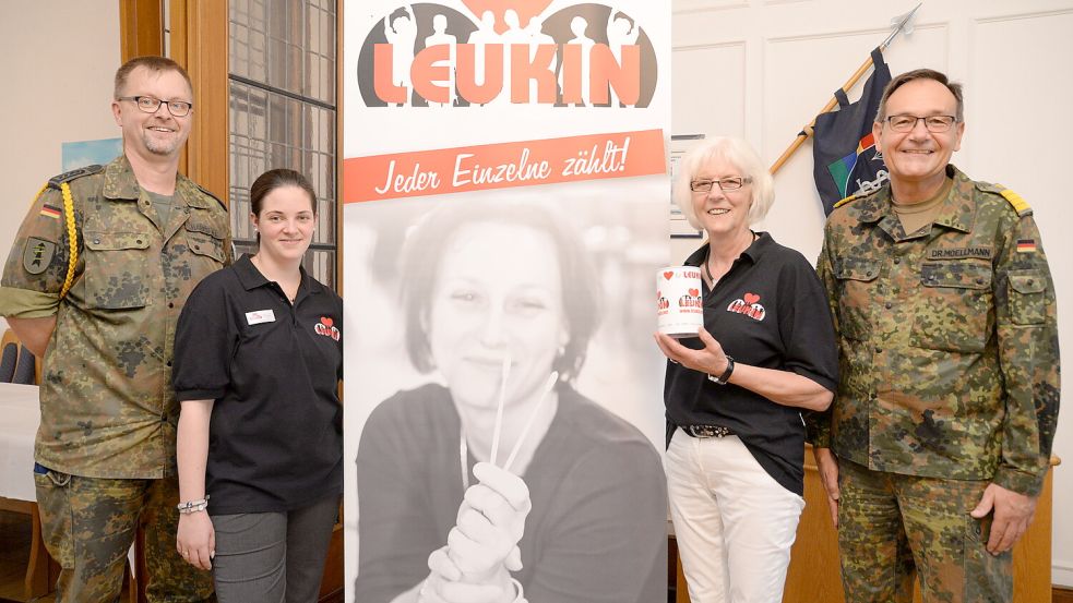 Dieses Bild stammt aus dem Jahr 2016 vor einer Typisierungsaktion. Es zeigt Flottenarzt Dr. Dirk Möllmann (von rechts), Christa Lindenberg und Verena Hanneken von Leukin und Wolfgang Harms. Archivbild: Lüppen