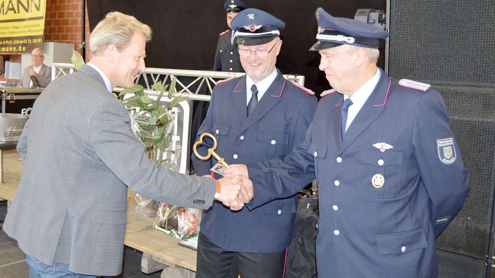 Im September 2021: Schlüsselübergabe des neuen Feuerwehrhauses von Rhauderfehns Bürgermeister Geert Müller (von links) an Burlages Ortsbrandmeister Wolfgang Harms und dessen Stellvertreter Gerd Tebben. Archivfoto: Weers