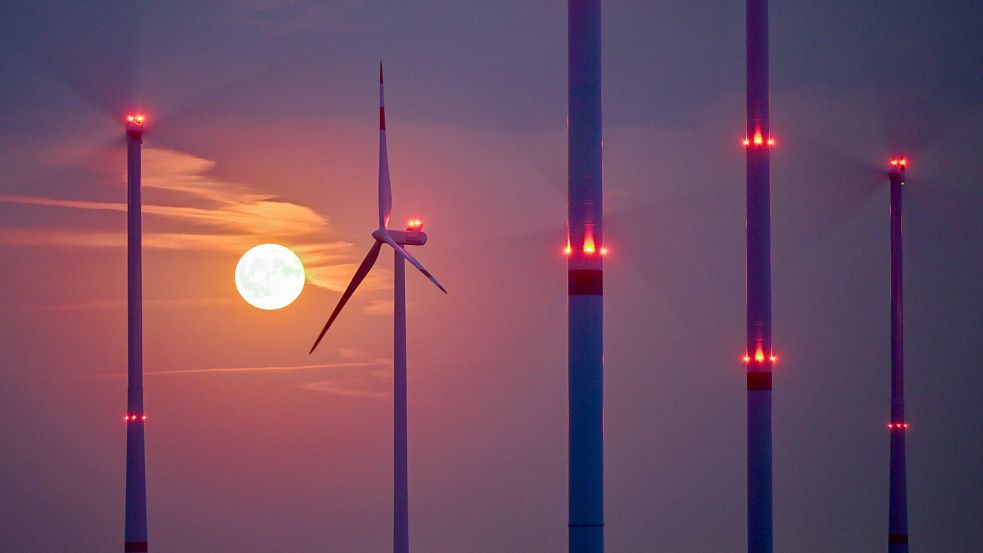 Vollmond über einem Windpark: Die Windräder sollen nicht mehr dauerblinken. Symbolfoto: Patrick Pleul/dpa