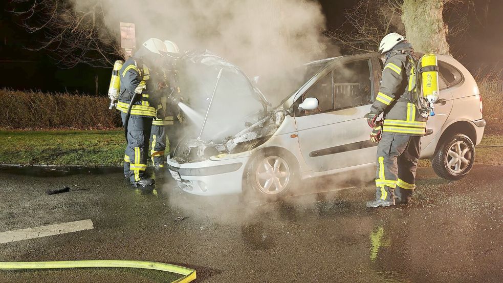 Unter Atemschutz löschten die Feuerwehrleute das brennende Auto. Foto: Bruns/Feuerwehr