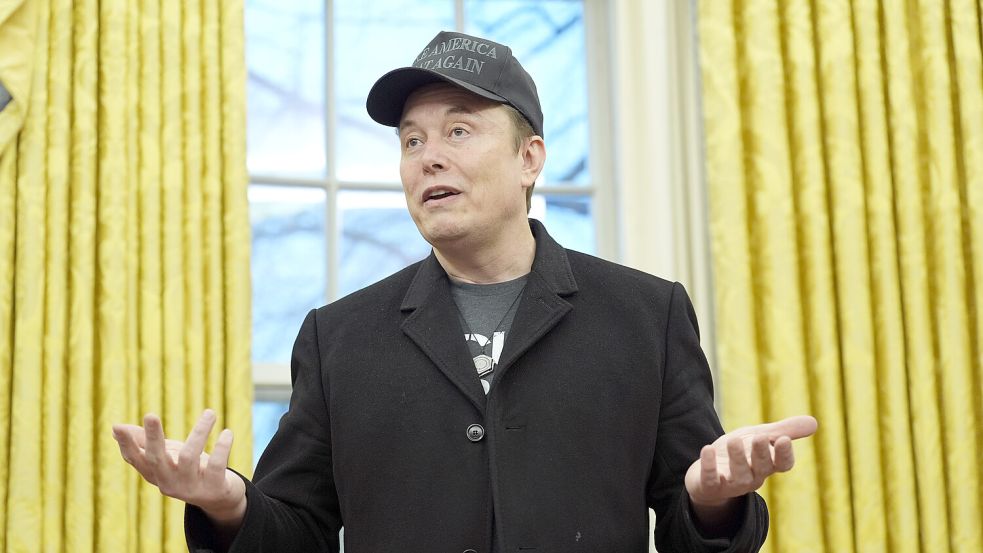 Elon Musk will mit „DOGE“ rund zwei Billionen Dollar bei der US-Regierung einsparen – davon ist er meilenweit entfernt. Foto: dpa/AP/Alex Brandon