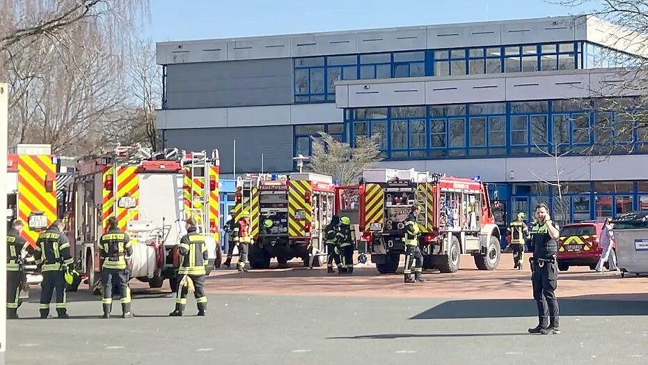 Mit einem Großaufgebot sind Feuerwehr, Polizei und Rettungsdienst vor Ort in der Bokeler Straße. Foto: Kierstein