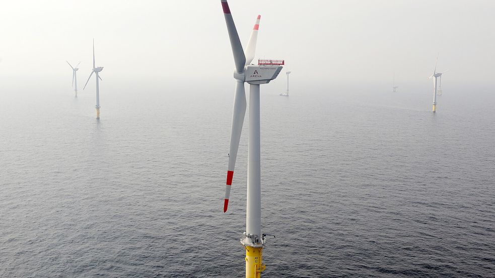 Blick auf den Versuchs-Offshore-Windpark „Alpha Ventus“, 45 Kilometer nordwestlich Borkums. Foto: Ingo Wagner/dpa