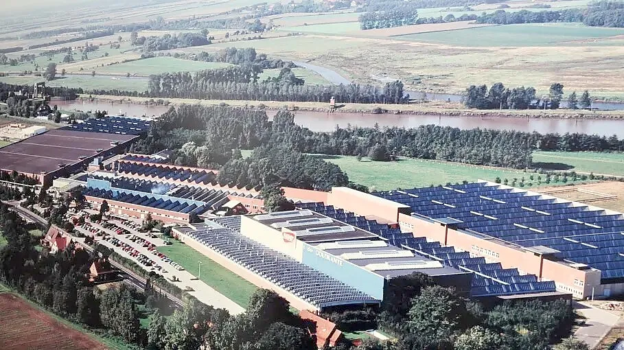 Goldene Zeiten: Diese Luftaufnahme vom Gelände der ADO-Gardinenwerke in Aschendorf entstand während der Blüte des Unternehmens. Archivfoto: ADO-Gardinenwerke/Repro: Gerd Schade