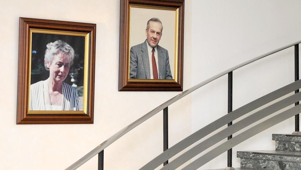 Wie vergessen wirken diese Fotos von Hubert und Marianne Wulf im Treppenaufgang des Verwaltungsgebäudes, als der Landkreis Emsland im Dezember 2015 große Teile des ehemaligen ADO-Geländes als zentrale Flüchtlingsunterkunft herrichten lässt. Archivfoto: Gerd Schade