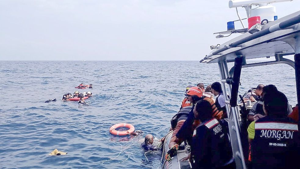 Kurz nach dem Bootsunglück eilte die Küstenwache zum Unfallort. Foto: AFP/COLOMBIA‘S NAVY