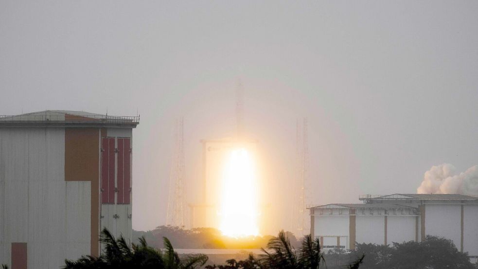 Die Trägerrakete Ariane 6 ist erstmals für einen kommerziellen Flug erfolgreich ins All gestartet. An Bord hat sie einen Satelliten der französischen Luftwaffe. Foto: Ronan Lietar/AFP/dpa