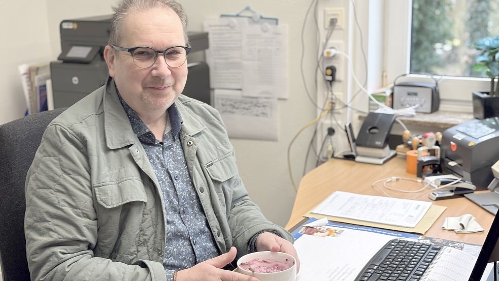 Frühstück gibt es morgens in seinem Büro im Modehaus Böckmann: Andree Winkler lebt für den Standort, sagt er. Aber nicht nur. Sein Zuhause ist ihm wichtig. Dafür hat er bald mehr Zeit. Foto: Janßen