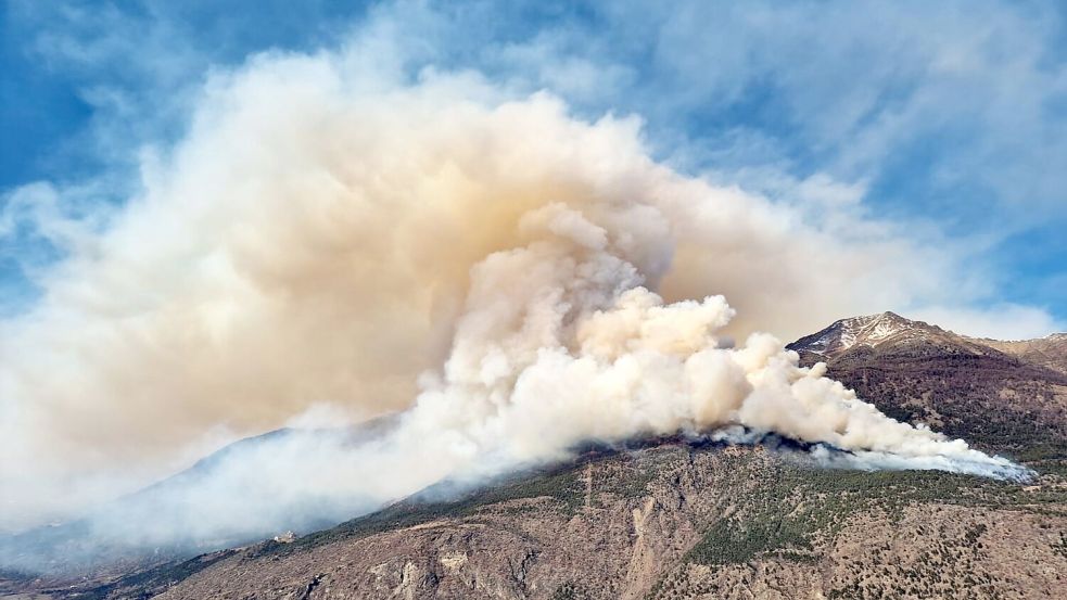 Der Brand war am Donnerstag oberhalb von Latsch im Vinschgau ausgebrochen. Foto: LPA/Landesfeuerwehrverband/APA/dpa