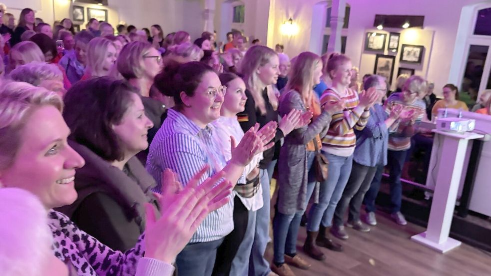 Singen, klatschen, tanzen: Im Musik-Café Marienheil herrschte bei der Rudelsingpartie beste Laune. Foto: Janßen