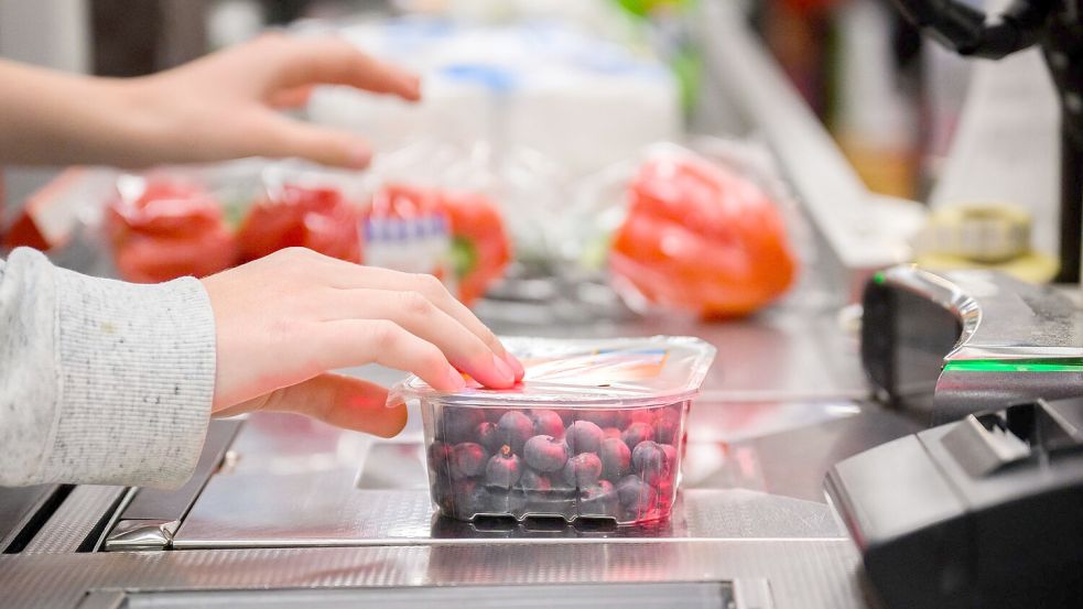 Viele Lebensmittel sind in den vergangenen Jahren deutlich teurer geworden. Deshalb achten viele Kunden stark auf die Preise. Foto: Julian Stratenschulte/dpa