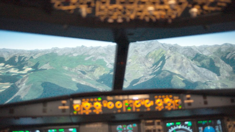 Zwei neue Dokus rollen die Germanwings-Katastrophe neu auf. Die dreiteilige Doku „Germanwings – Was geschah an Bord von Flug 9525?“ (ab 19. März bei Sky und Wow) rekonstruiert den Absturz im Flugsimulator. Foto: © Sky The Thursday Company