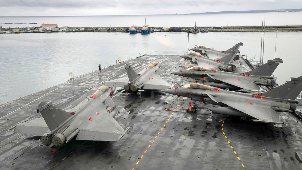 Mehrmals im Jahr wird mit französischen Kampfjets Abschreckung geübt. (Archivbild) Foto: Petros Karadjias/AP/dpa
