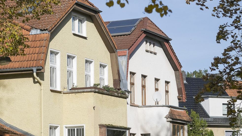 In den ersten Wochen des Jahres flatterten die neue berechneten Grundsteuerbescheide in viele Haushalte Foto: Jens Kalaene/dpa