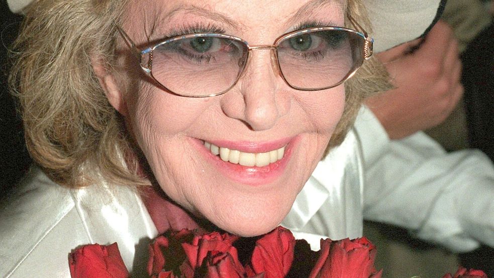 Rote Rosen für Hildegard Knef 1995 im Berliner Wintergarten zur Premierenfeier ihres Films „Für mich soll‘s rote Rosen regnen“. Foto: dpa/Hubert Link
