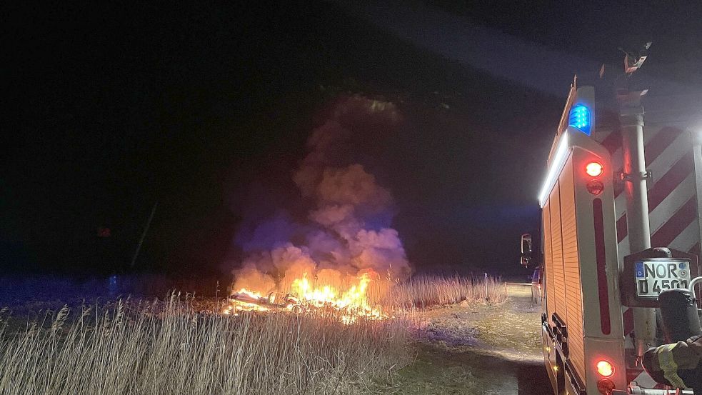 Der Wohnwagen brannte vollständig aus. Die Feuerwehr löschte die Reste ab.