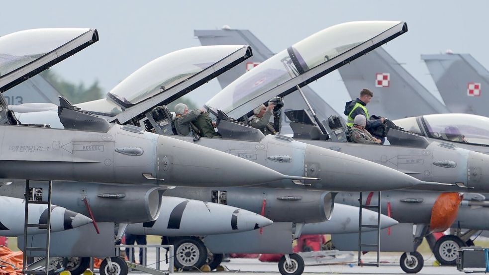 US-Kampfjets vom Typ F-16 während eines Nato-Manövers. (Archivbild) Foto: Marcus Brandt/dpa