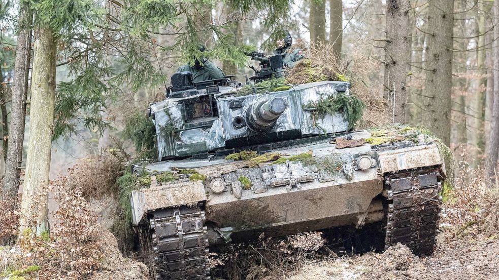 Ein in Deutschland produzierter Leopard-2-Panzer der polnischen Armee nimmt an einer internationalen Militärübung teil. (Archivbild) Foto: Armin Weigel/dpa