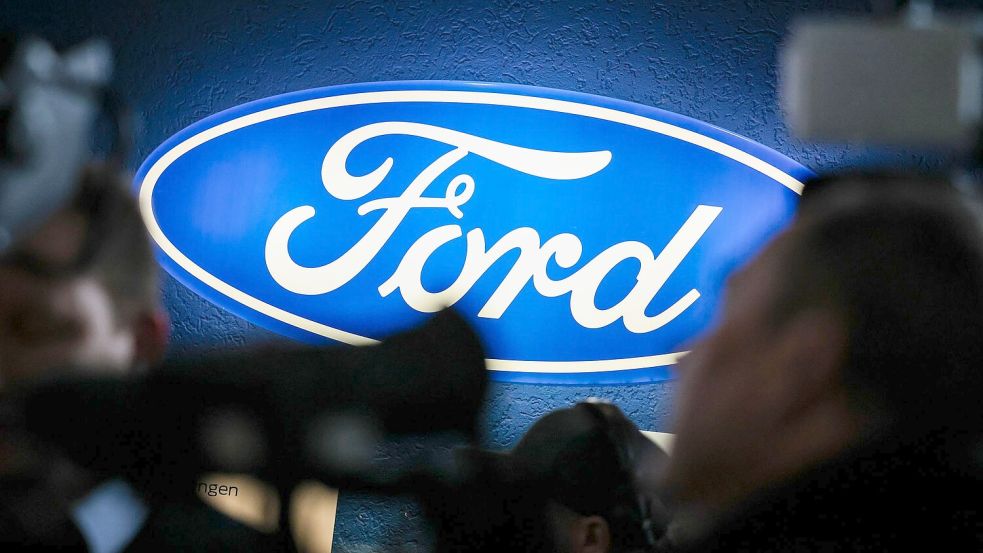 Ein Firmenschild des Autobauers Ford bei einer Betriebsversammlung Ende 2024: Das Unternehmen macht schwierige Zeiten durch. Foto: Christoph Reichwein/dpa