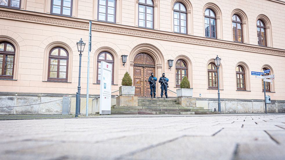 Vor dem Oberlandesgericht zündete sich ein Mann am Montag an. Foto: dpa/Moritz Frankenberg