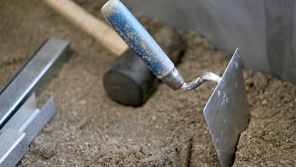 Gerade in Baufirmen sind die Sorgen wegen fehlender Arbeitskräfte groß. (Archivbild) Foto: Arne Dedert/dpa