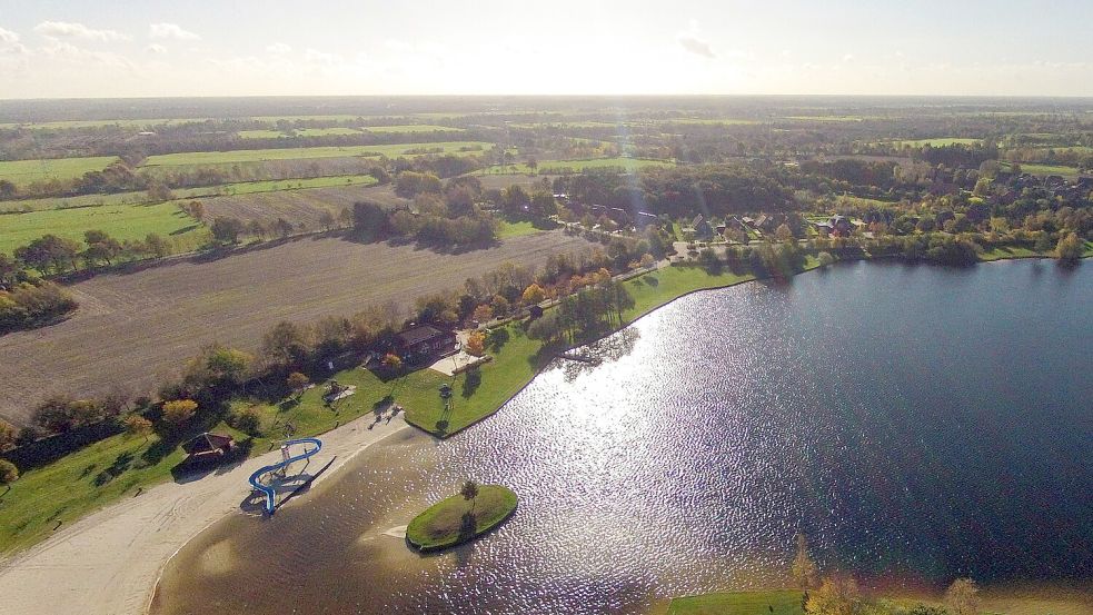 16 Hektar ist der Badesee an der Freizeitanlage Großsander groß. Foto: luftbilder-ostfriesland.de/Archiv