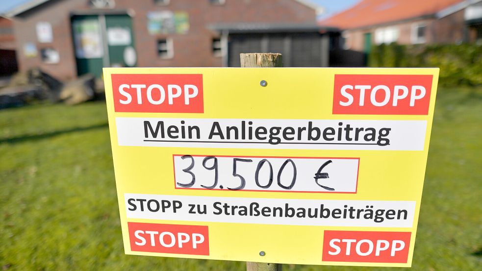 Die Höhe ihrer Ausbaubeiträge machen die Anwohner auf solchen Schildern öffentlich. Foto: Ortgies