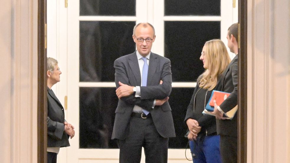 Friedrich Merz und die Fraktionsvorsitzenden der Grünen, Britta Haßelmann (l.) und Katharina Dröge (r.), stehen im Eingang von Schloss Bellevue. Tut Merz wirklich alles für die Kanzlerschaft? Foto: DPA/Hannes P. Albert