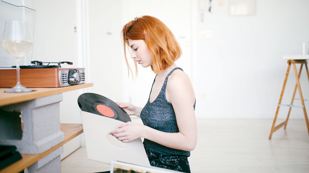 Statt auf Streamingdienste greifen Musikliebhaber gerne auf Vinyl-Schallplatten zurück. Foto: IMAGO/Shotshop