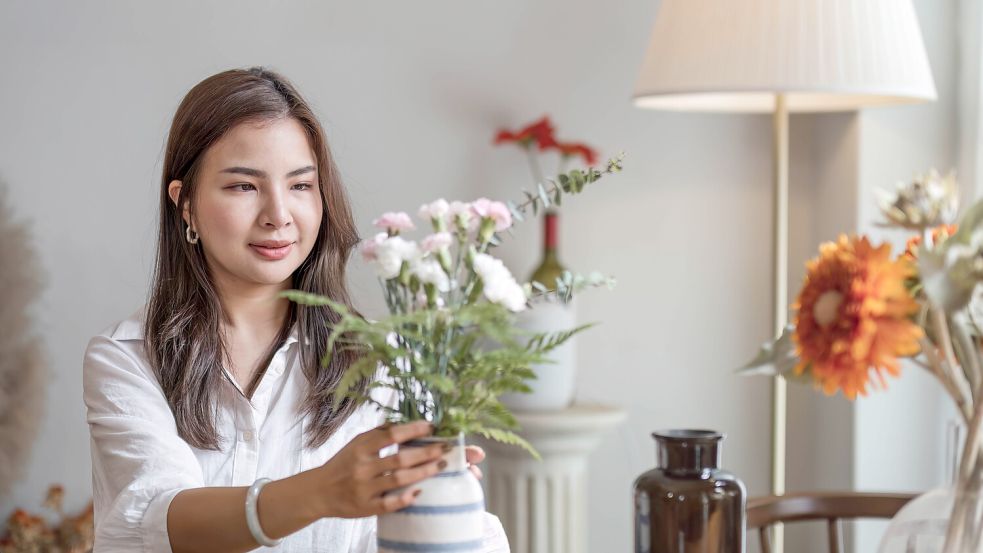 Blumen bringen den Frühling in Ihr Zuhause, aber oft lassen die Pflanzen nach nur wenigen Tagen die Köpfe hängen. Wie Sie das vermeiden können, lesen Sie in unseren 5 Tipps. Foto: IMAGO/YAY Images